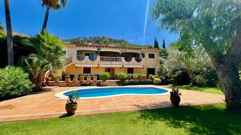 For sale in Puerto Andratx - Spacious villa with beautiful garden close to the port