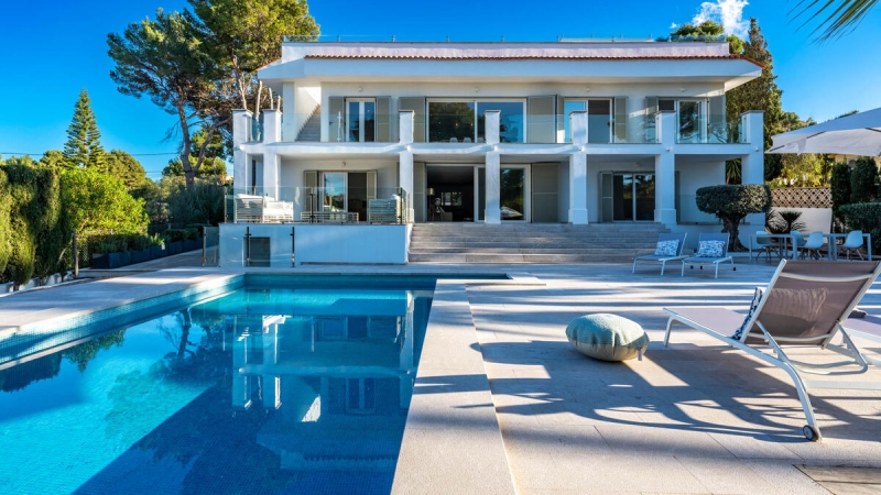 For sale in Santa Ponsa - Recently Reformed Spacious Family Villa with 6 + bedroom