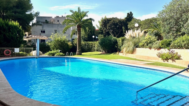 For sale in Cala Vinyes - Spacious Garden Apartment frontline to the Sea