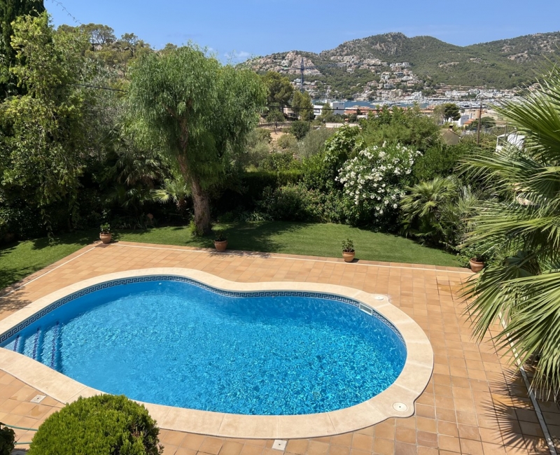 For sale in  - Spacious villa close to the port