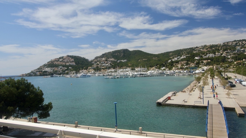 For sale in Puerto Andratx - Front line apartment in the centre of Port Andratx